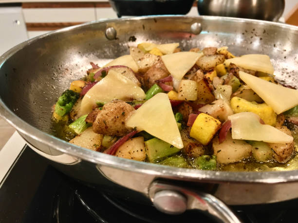 pommes de terre courge brocoli fromage et oignons que la préparation des aliments pour le déjeuner ou le dîner dans l'ouest du colorado - food heat serving size casserole photos et images de collection