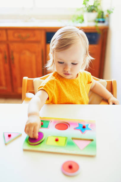 adorabile bambina che fa puzzle di legno - circle child preschool preschooler foto e immagini stock