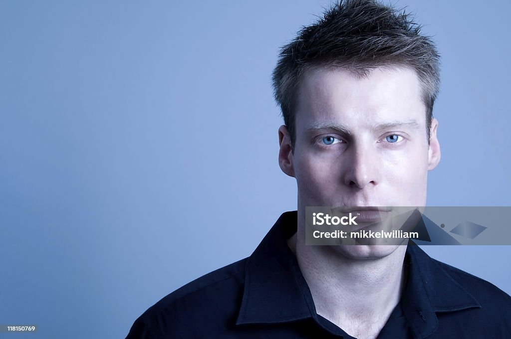 Retrato de jovem homem triste em Fundo azul - Foto de stock de Adulto royalty-free