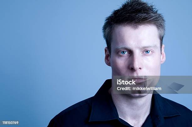 Foto de Retrato De Jovem Homem Triste Em Fundo Azul e mais fotos de stock de Adulto - Adulto, Adulto de idade mediana, Analisar