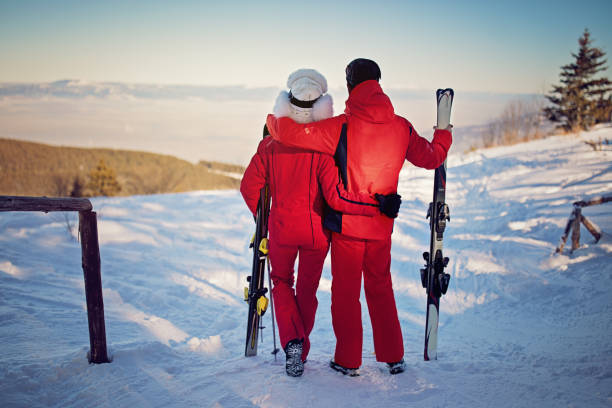 젊은 부부는 스키 후 포옹하고 전망을 즐기고있다. - romance skiing ski resort couple 뉴스 사진 이미지