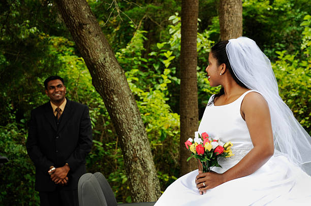 braut und bräutigam im freien - wedding african descent american culture bride stock-fotos und bilder