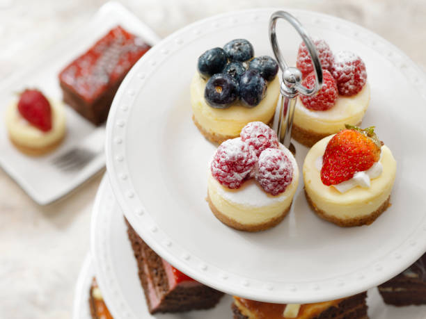 애프터눈 티 3티어 스탠드 오브 디저트 - dessert cheesecake gourmet strawberry 뉴스 사진 이미지
