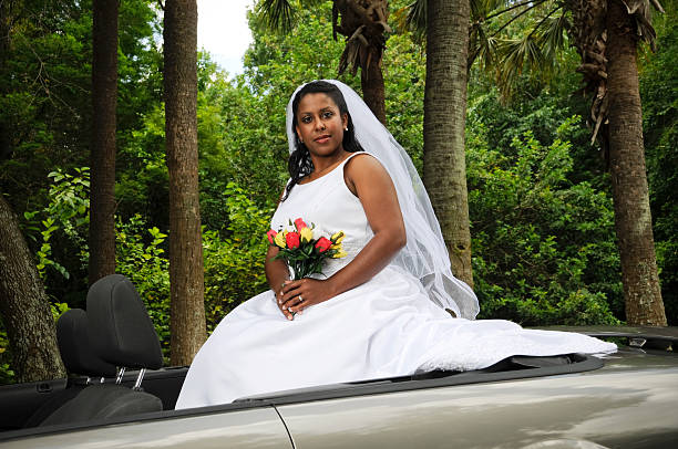 noiva sentada no carro - wedding african descent american culture bride imagens e fotografias de stock