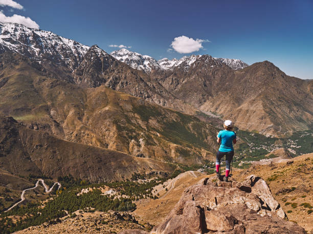 turista biondo grl sopra la valle di imlil nelle montagne dell'alto atlante - atlas foto e immagini stock