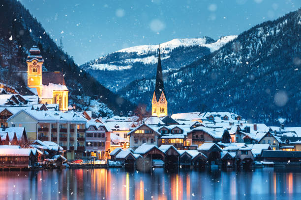 hallstatt in winter - snow mountain austria winter imagens e fotografias de stock