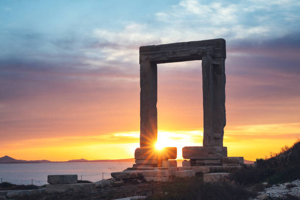 por do sol no templo de apollo-portara - sea aegean sea night illuminated - fotografias e filmes do acervo