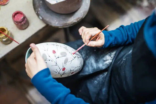 Photo of Artist painting ceramica