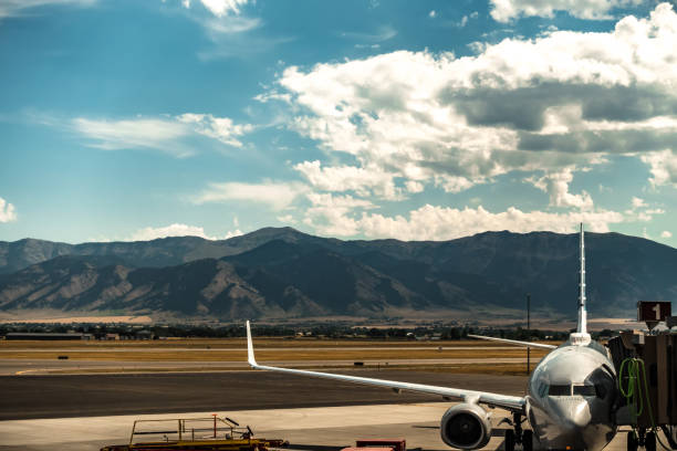 aeropuerto de bozeman montana y montañas rocosas - bozeman fotografías e imágenes de stock