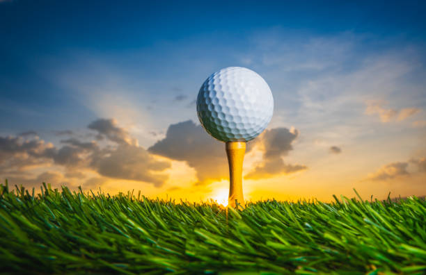 golf ball on tee pegs ready to play in the golf course at sunset with clouds in the evening day background, sport outdoor - day to sunset imagens e fotografias de stock