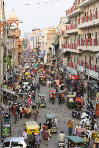 aerial view of the daily life in the main bazar of paharganj neighbourhood, new delhi, india. - consumerism indian ethnicity india delhi imagens e fotografias de stock