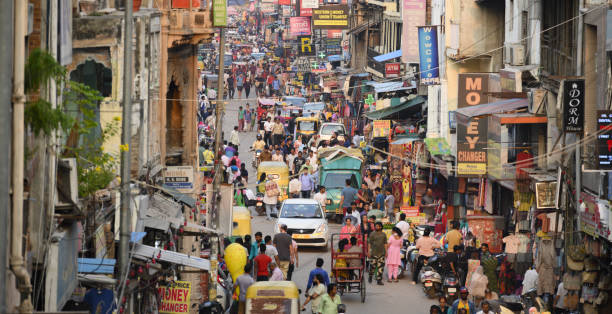 aerial view of the daily life in the main bazar of paharganj neighbourhood, new delhi, india. - consumerism indian ethnicity india delhi imagens e fotografias de stock