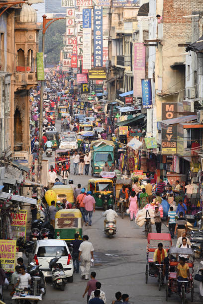 vista aerea della vita quotidiana nel bazar principale del quartiere paharganj, nuova delhi, india. - consumerism indian ethnicity india delhi foto e immagini stock