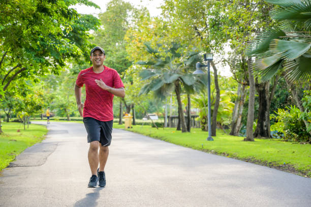 屋外でジョギングする健康的なランナー。フィットネスとスポーツ健康的なライフスタイルの概念。 - jogging group of people park running ストックフォトと画像