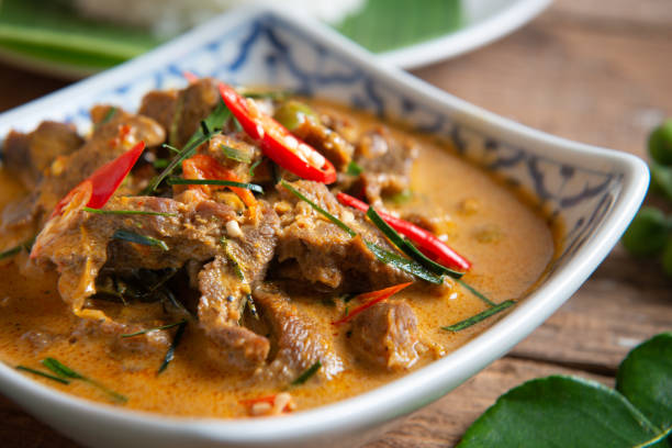 curry con ricetta di manzo (panang neua). - massaman foto e immagini stock