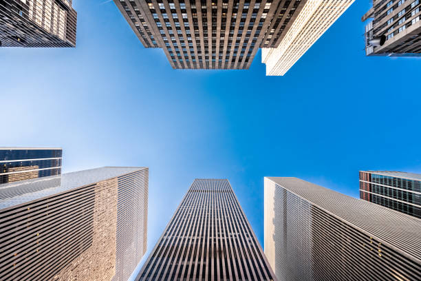 맨해튼 미드타운의 현대적인 고층 빌딩의 낮은 각도 보기 - finance directly below manhattan skyscraper 뉴스 사진 이미지