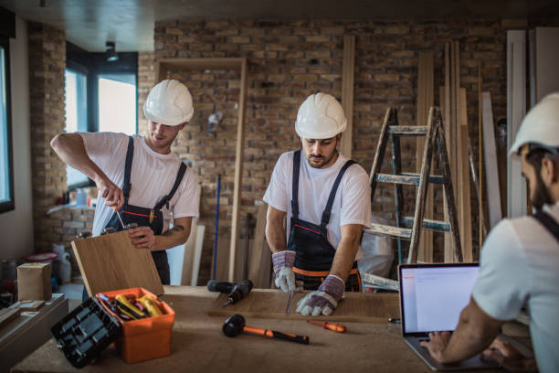 grupo de trabalhadores manuais que trabalham em um canteiro de obras. - multi tasking craftsperson work tool men - fotografias e filmes do acervo