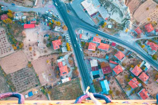 mongolfiera che vola all'alba sulla città della cappadocia in turchia. vista dal cestino. - cappadocia hot air balloon turkey basket foto e immagini stock