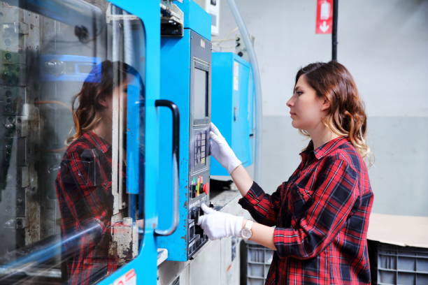 kobieta pracująca w fabryce - industrial equipment automated business push button zdjęcia i obrazy z banku zdjęć