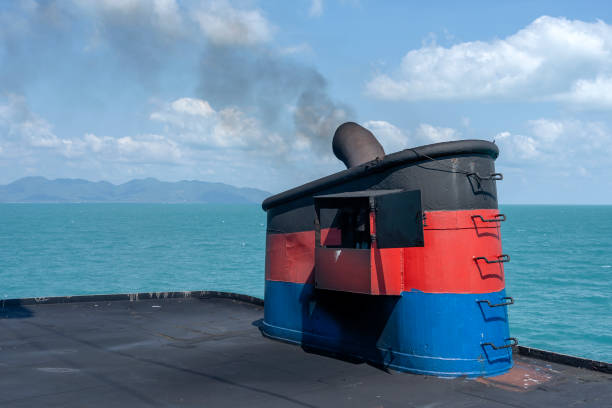 rauch von fähren raucht während des meeres mit sonnenlicht, meerwasser und klarem himmel im hintergrund, thailand - flue gas stock-fotos und bilder