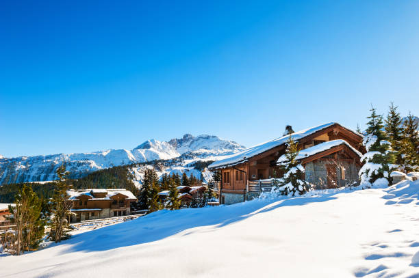 villaggio di courchevel sulle alpi, francia. - mountain chalet foto e immagini stock