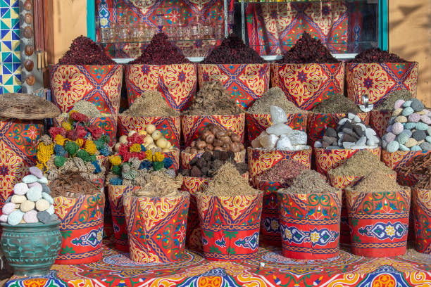 tradycyjny bazar przypraw z ziołami i przyprawami na starym rynku w szarm el-szejk w egipcie. z bliska - east spice middle market zdjęcia i obrazy z banku zdjęć