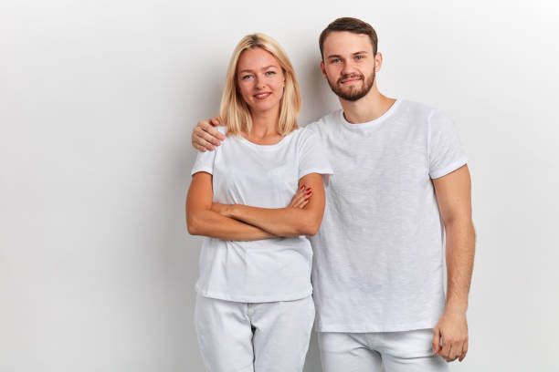 barbudo sonriendo guapo hombre abraza a una mujer por el hombro sobre un fondo blanco - 2838 fotografías e imágenes de stock