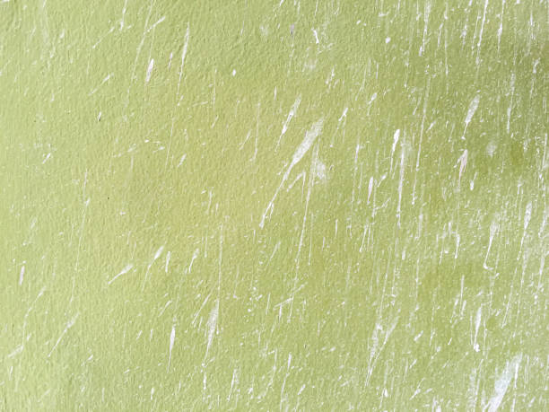 cor branca que espirra na textura verde do concreto ou da parede do cimento, fundo abstrato, conceito da casa do edifício do processo - bounce off - fotografias e filmes do acervo
