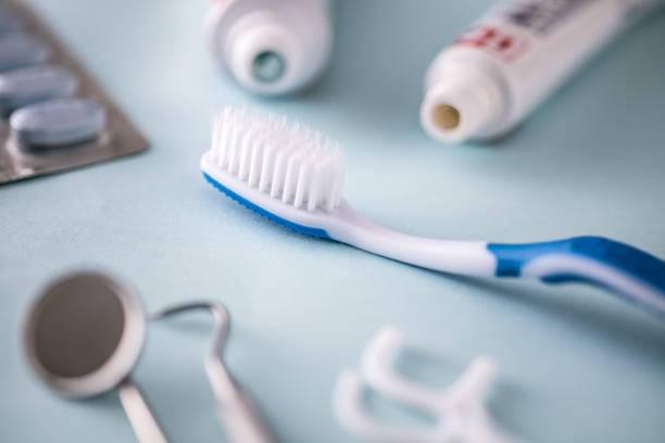 입과 치아 청소 - dental hygiene dental equipment brushing teeth dental floss 뉴스 사진 이미지
