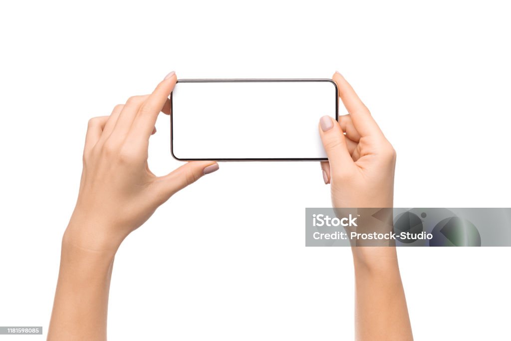 Manos femeninas tomando fotos en el teléfono inteligente con pantalla en blanco - Foto de stock de Teléfono libre de derechos