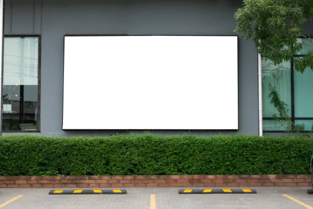 cartellone pubblicitario vuoto con bianco in pubblico, pannello bianco bianco, cartello per la pubblicità. - street level foto e immagini stock