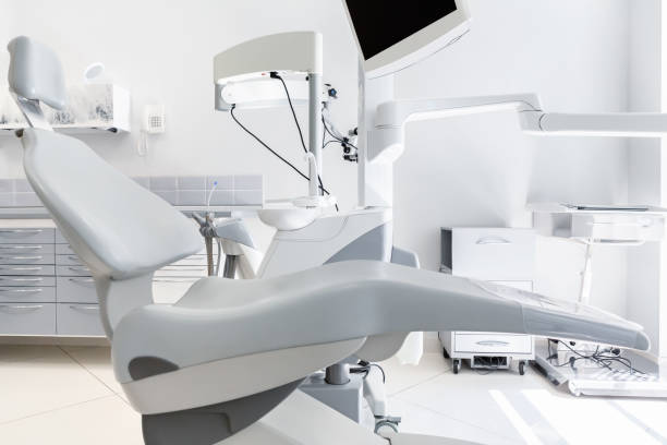 高級歯科医院の歯科医椅子をクローズアップ - vip room ストックフォトと画像