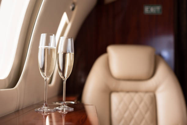 foyer sélectif de l'intérieur de l'avion avec des verres de champagne pour le voyage - première classe photos et images de collection