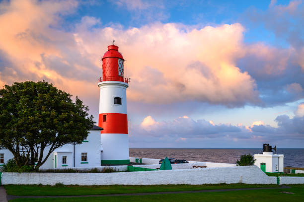 souter lighthouse at sunset - lizard point imagens e fotografias de stock