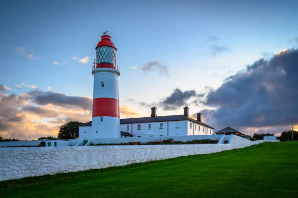 near sunset at souter lighthouse - lizard point imagens e fotografias de stock