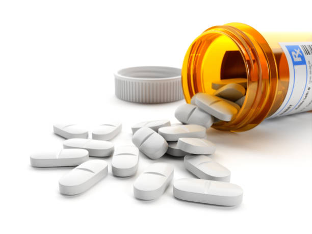 pillole bianche su sfondo bianco - drug abuse narcotic medicine protection foto e immagini stock