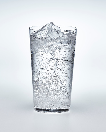 Carbonated water and ice in a thin cup