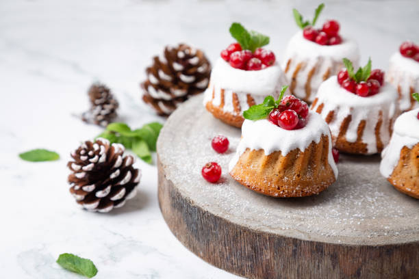 petits gâteaux de bundt de noel avec des baies - little cakes photos et images de collection