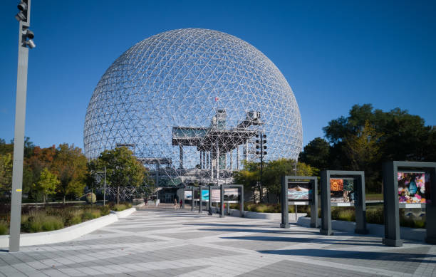 biosphäre numerisches umweltmuseum kuppel in montreal - dome montreal geodesic dome built structure stock-fotos und bilder
