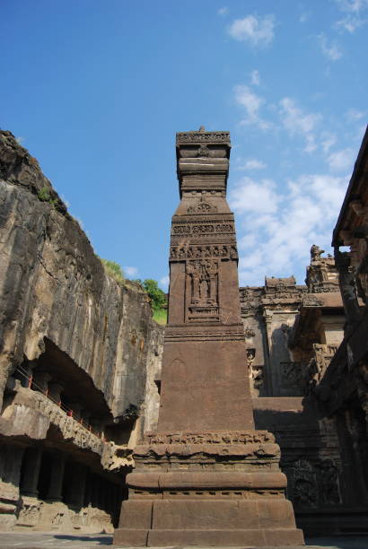 Manastambha (a monolithic pillar) view from northwest, 8th century A.D. The Great Kailasa (Cave 16) is attributed to Krishna I (c. 757-83 A.D.), the successor and uncle of Dantidurga. Ellora Caves, Aurangabad, Maharashtra, India. The caves are datable f Manastambha (a monolithic pillar) view from northwest, 8th century A.D. The Great Kailasa (Cave 16) is attributed to Krishna I (c. 757-83 A.D.), the successor and uncle of Dantidurga. Ellora Caves, Aurangabad, Maharashtra, India. The caves are datable f ajanta caves stock pictures, royalty-free photos & images
