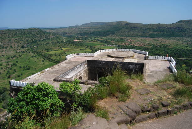 Top view of Baradari (palatial building) , Daualatabad Fort, Aurangabad, Maharashtra, India. The Baradari, octagonal in shape, stands near the summit of the fort. this building is a creation of emperor Shah Jehan (builder of the Taj Mahal) in 1636. vista superior de baradari (edificio palaciego), fuerte de daualatabad, aurangabad, maharashtra, india. el baradari, de forma octogonal, se encuentra cerca de la cima del fuerte. este edificio es una creación del emperador shah jehan (constructor del taj