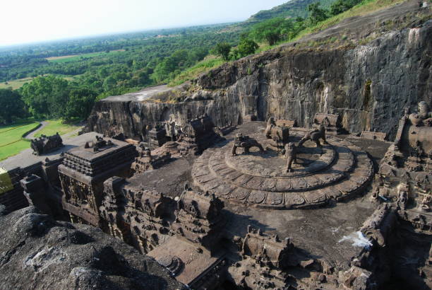 cueva 16. templo kailasa. vista superior que muestra a rang mahal. cuevas de ellora, aurangabad, maharashtra, india. las cuevas son datables desde alrededor del siglo vi al i.d. hasta el siglo xi - 2d.c. las cuevas de ellora fueron declaradas patrimonio de - india statue carving history fotografías e imágenes de stock