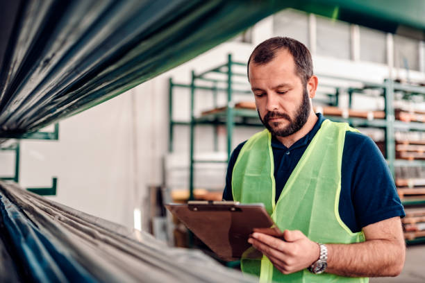 pedido de procesamiento del secretario de stock para el envío en la fábrica de almacenes - document shipping freight transportation form fotografías e imágenes de stock