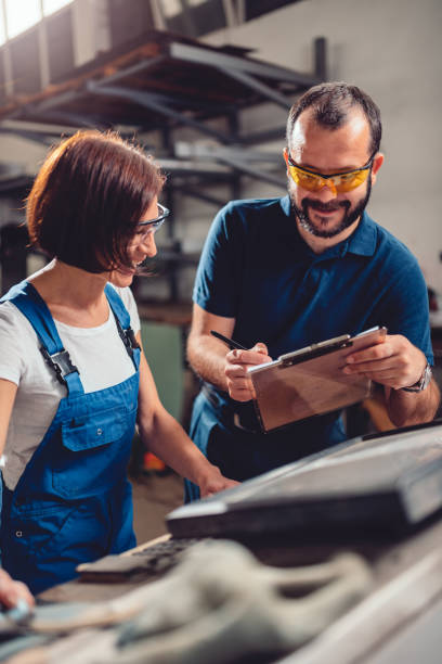 руководитель фабрики подписал приказ о работе женщине-машинисту чпу - trainee factory machinist manual worker стоковые фото и изображения