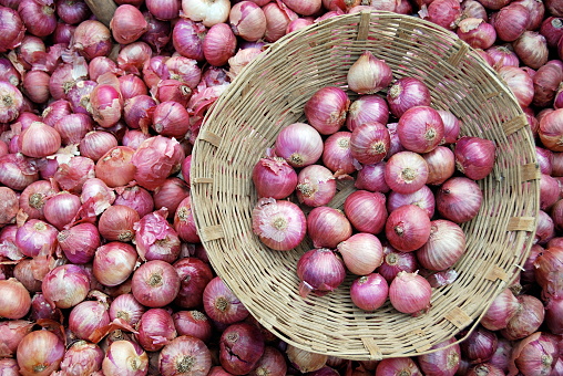 Cebollas a la venta en el mercado semanal, Malkapur, Maharashtra photo