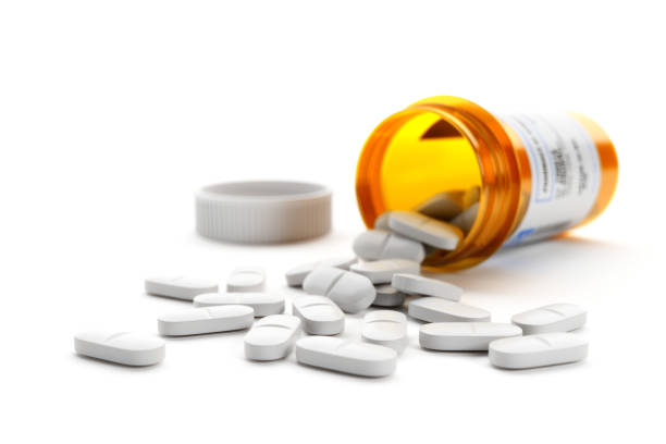 pillules blanches sur le fond blanc - prescription medicine pill medicine bottle photos et images de collection
