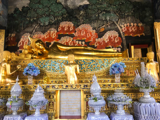Bangkok ,Thailand May 14, 2019: Wat Bowonniwet Vihara.The hightlights of the temple are Uposatha Hall, the Main Gateway, The Red Pavilions, Great Cetiya, Buddha Footprint and the distinctive and unique murals painted by famous Thai painter bangkok , tailandia 14 de mayo de 2019: wat bowonniwet vihara.las luces altas del templo son uposatha hall, la puerta principal, los pabellones rojos, la gran cetiya, la huella de buda y los murales distintivos y únicos pintados por el famoso pintor taila