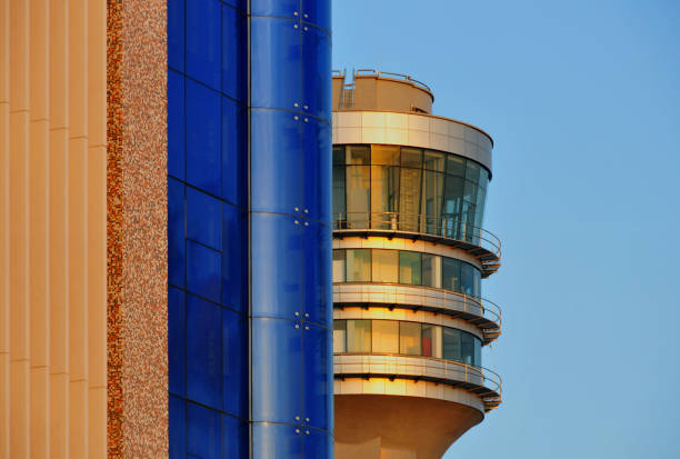 ウツミシビルと港湾管制塔、ダルエスサラーム、タンザニア - control harbor airport tower ストックフォトと画像