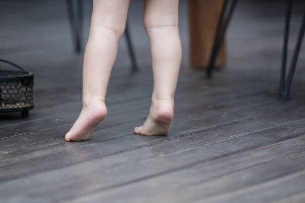 발가락을 걷는 아이, 당신의 아이는 발가락을 가까이 에서 걷고 있는 이미지입니다. - baby toe 뉴스 사진 이미지