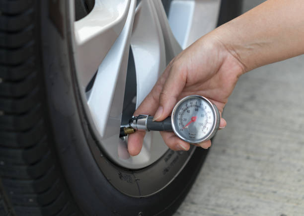 mesurer la pression des pneus de voiture avec la jauge d'air. closeup - 6995 photos et images de collection